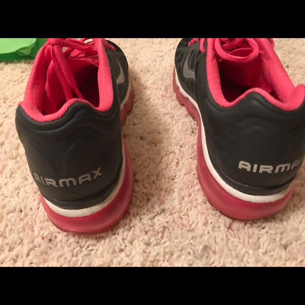 Tennis shoes